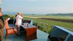 Kim ong-un sleduje severokorejské stíhaky pi pehlídce v rámci Dne vítzství.