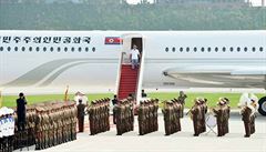 Severokorejtí vojáci vzdávají hold svému vdci Kim ong-unovi.