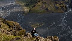Sopky a kapradiny v Duhových horách na Islandu.