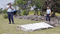 Francouztí policisté zkoumají kus letadla, který se nael u ostrova Réunion.