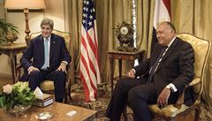 Ministi zahranií John Kerry a Sameh Shoukry (vpravo).