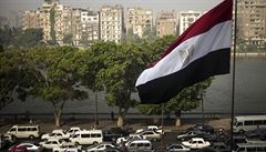 Egyptská vlajka u behu Nilu v Káhie.