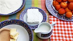 Mouka, máslo, m�kký tvaroh, mléko, meru�ky.