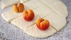 P�íprava meru�kových knedlík�.