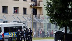 Zařízeni pro zajištění cizinců v Bělé pod Bezdězem hlídají jednotky policistů,