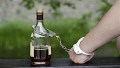 V měsíci prohibice tvrdého alkoholu trestných činů ubylo. Ne však všech.