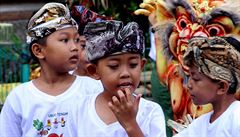 I v moderní dob dbají rodiny na Bali, aby jejich dti plynule navazovaly na...
