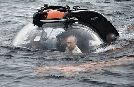Putin se louí s pevninou a vydává se na výpravu do moských hlubin