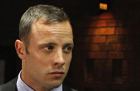 Tetí den u soudu. Oscar Pistorius se zodpovídá z vrady své pítelkyn.