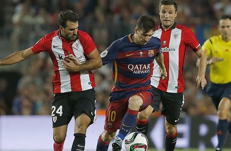 Lionel Messi z Barcelony se sna prosadit mezi dvojic protihr.