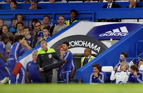 Jos Mourinho, trenr Chelsea (druh zprava) se dohaduje s tmovou lkakou...