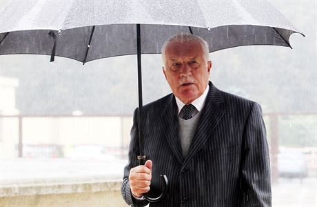 Poheb Svatopluka Potáe. Bývalý prezident a premiér Václav Klaus.