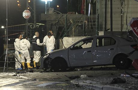 Forenzní experti turecké policie na míst výbuchu u policejní stanice v...
