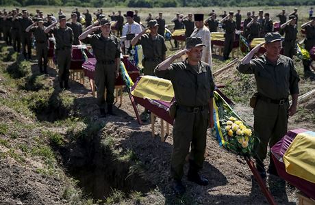Poheb 57 ukrajinských voják, kteí zahynuli v bojích na východ zem.