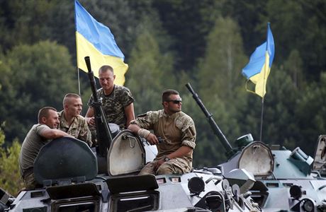 Ukrajintí vojáci se úastní vojenského výcviku u ytomyru.