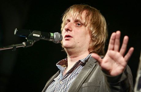 Komik Luká Pavlásek zastupuje ánr stand-up comedy v esku. 