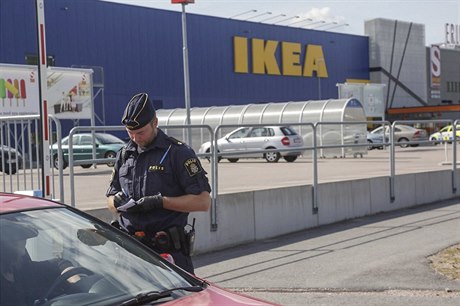 védský policista ped obchodním domem IKEA ve Västeraas