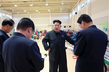 Vdce KLDR Kim ong-un mluví se svými podízenými