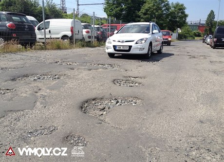 Nejhorí výmol loského roníku ankety - praská ulice U Seadit.