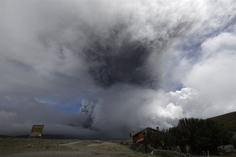 Sopka v pátek vychrlila mrak popela, který sahal a do výky osmi kilometr, a...