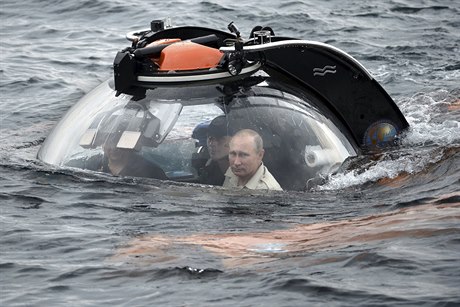 Putin se louí s pevninou a vydává se na výpravu do moských hlubin