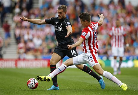 Jordan Henderson (vlevo) z Liverpoolu a Marco van Ginkel v dresu Stoke.