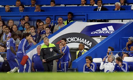 José Mourinho, trenér Chelsea (druhý zprava) se dohaduje s týmovou lékařkou...