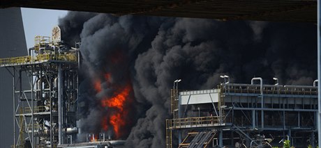 Oblaka dýmu a ohe nad budovou Unipetrolu.