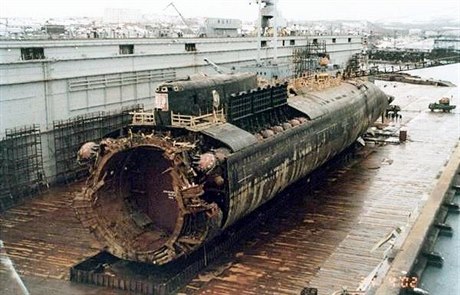 Vrak ponorky Kursk. Exploze tlo plavidla zcela protrhla a zabila nebo omráila...