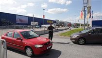 vdt policist kontroluj projdjc auta ped obchodnm domem IKEA ve...