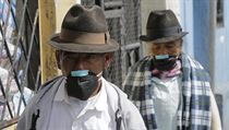 Lidé si musí chránit své dýchací cesty před sopečným prachem rozptýleným po...