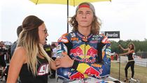 ESK NADJE. Karel Hanika ped startem zvodu kategorie Moto3, v nm nakonec...