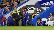 Jos Mourinho, trenr Chelsea (druh zprava) se dohaduje s tmovou lkakou...