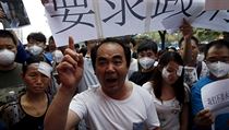 V ulicích Tchien-ťinu se shromáždily stovky lidí, kteří od úřadů požadují...