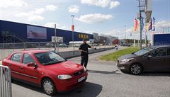 védtí policisté kontrolují projídjící auta ped obchodním domem IKEA ve...