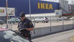 védský policista ped obchodním domem IKEA ve Västeraas