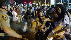 Ve Fergusonu probíhají dalí demonstrace, dochází i ke stetm s policií.