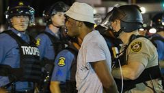 Ve Fergusonu bylo zadreno na sedmdesát demonstrant.