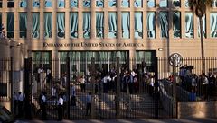 Lidé ekají ped hlavním vstupem na ambasádu USA.