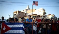 Kubánci ekají ped ambasádou na slavnostní vyvení vlajky.
