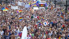 Vlajky, transparenty a barvy, tak vypadá prvod Prague Pride