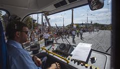 Pohled na prvod Prague Pride z kabiny Tramvaje