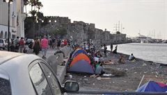 Uprchlíci si postavili stany hned za hradbami msta Kos na stejnojmenném...