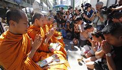 Buddhistití mnii se modlí poblí místa pondlního výbuchu.