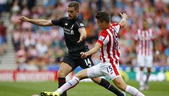 Jordan Henderson (vlevo) z Liverpoolu a Marco van Ginkel v dresu Stoke.