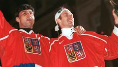 Zlatí hoši. Vladimír Růžička (vlevo) a Dominik Hašek při návratu z turnaje v...