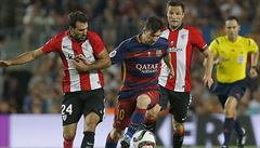 Lionel Messi z Barcelony se snaí prosadit mezi dvojicí protihrá.