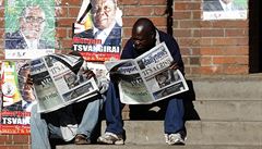 Místní pročítají zimbabwské noviny. | na serveru Lidovky.cz | aktuální zprávy