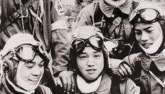 Skupina pilot� kamikadze (kv�ten 1945). Uprost�ed 17letý Jukijo Araki, který...