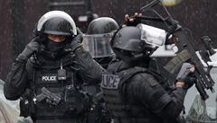 Atentátníci se skrývají severovýchodně od Paříže, policie je jim v patách